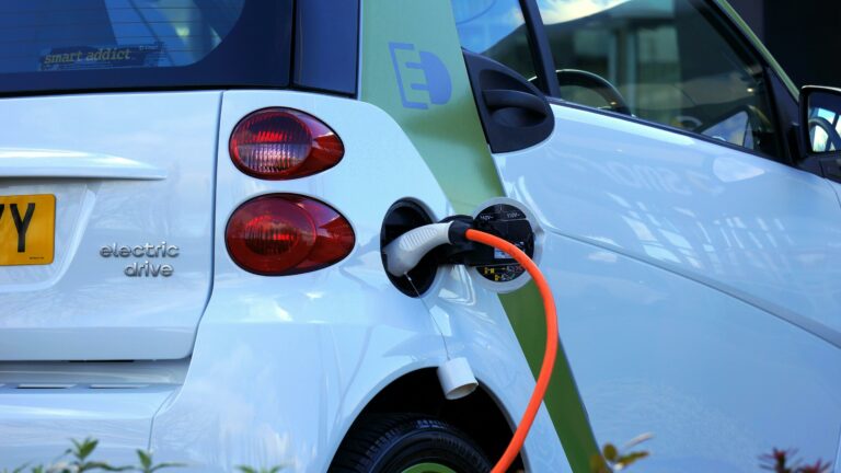 Lire la suite à propos de l’article Les véhicules électriques rencontrent trois fois plus de problèmes techniques que les voitures à combustion 🚗